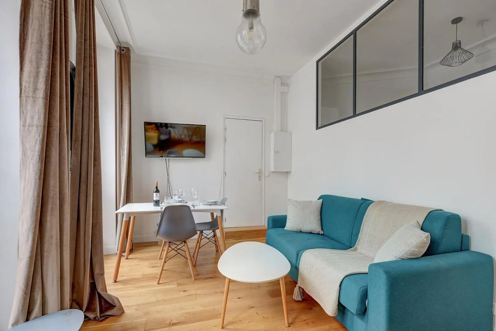 338 Montmartre - Superb In *